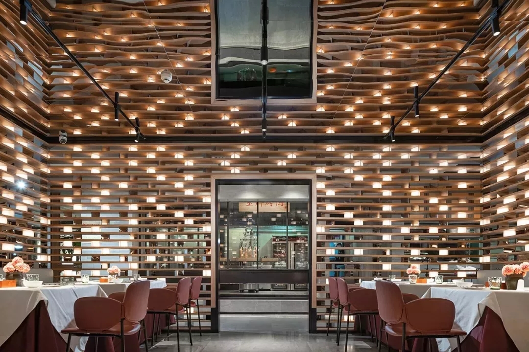 咖啡厅大鸭梨烤鸭店以全新的餐饮空间设计，冲破品牌桎梏，重塑品牌形象