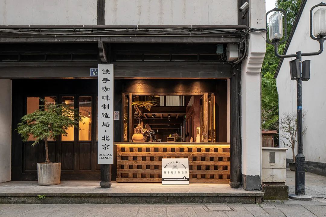 咖啡厅打破传统，让咖啡店的深圳餐饮空间设计中西合璧